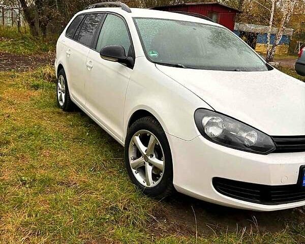 Белый Фольксваген Гольф, объемом двигателя 1.6 л и пробегом 208 тыс. км за 7999 $, фото 1 на Automoto.ua