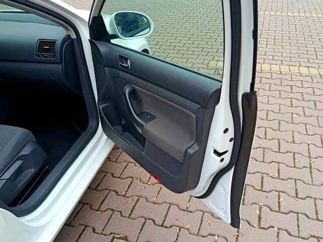 Белый Фольксваген Гольф, объемом двигателя 1.6 л и пробегом 203 тыс. км за 6900 $, фото 6 на Automoto.ua