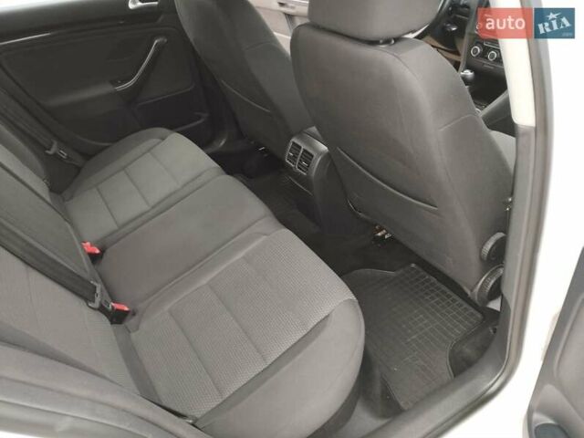 Білий Фольксваген Гольф, об'ємом двигуна 1.6 л та пробігом 174 тис. км за 7699 $, фото 13 на Automoto.ua