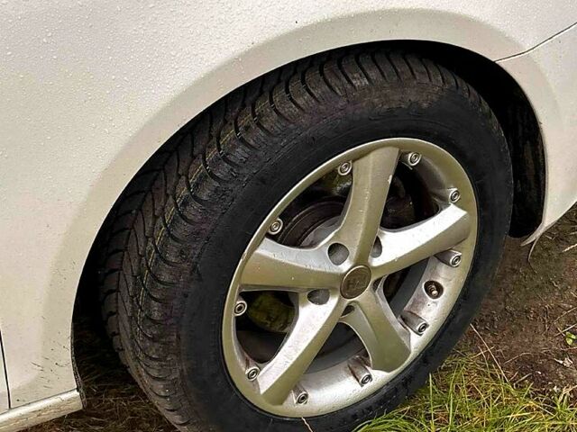 Белый Фольксваген Гольф, объемом двигателя 1.6 л и пробегом 208 тыс. км за 7999 $, фото 1 на Automoto.ua