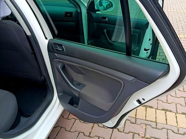 Белый Фольксваген Гольф, объемом двигателя 1.6 л и пробегом 203 тыс. км за 6900 $, фото 7 на Automoto.ua