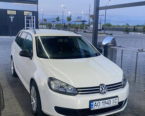 Белый Фольксваген Гольф, объемом двигателя 1.6 л и пробегом 300 тыс. км за 6100 $, фото 1 на Automoto.ua