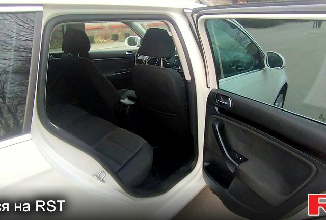 Белый Фольксваген Гольф, объемом двигателя 1.6 л и пробегом 243 тыс. км за 7900 $, фото 6 на Automoto.ua