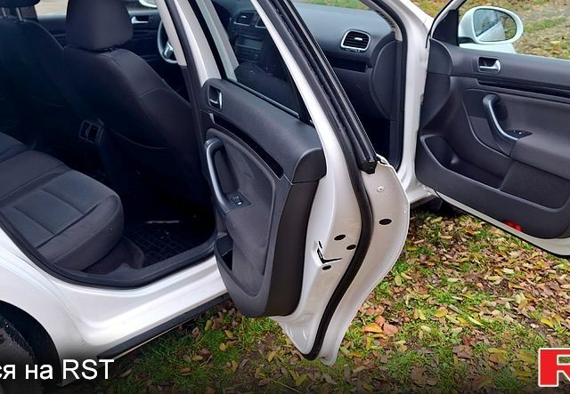 Белый Фольксваген Гольф, объемом двигателя 1.6 л и пробегом 256 тыс. км за 7550 $, фото 4 на Automoto.ua