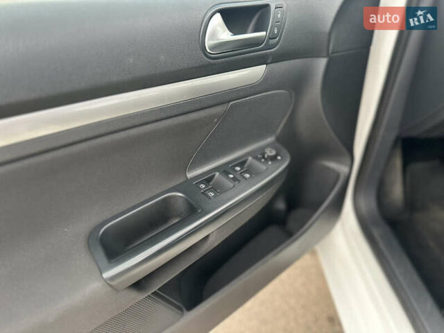 Белый Фольксваген Гольф, объемом двигателя 1.39 л и пробегом 188 тыс. км за 5850 $, фото 12 на Automoto.ua