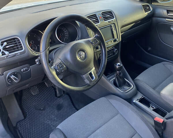 Белый Фольксваген Гольф, объемом двигателя 1.6 л и пробегом 381 тыс. км за 8000 $, фото 4 на Automoto.ua