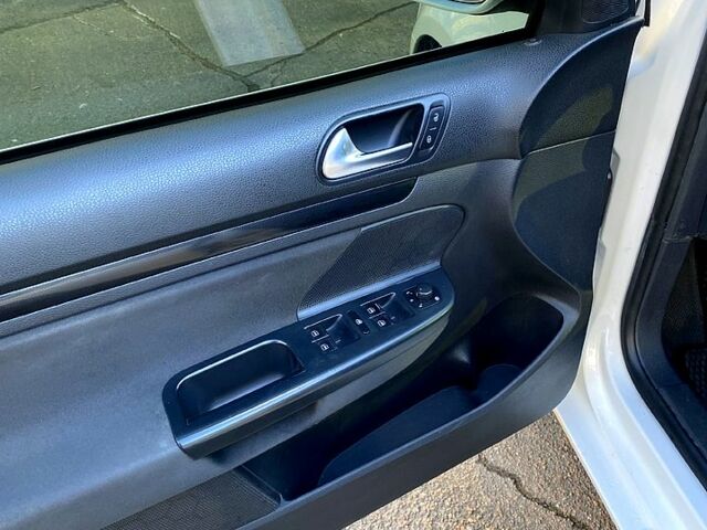 Білий Фольксваген Гольф, об'ємом двигуна 1.6 л та пробігом 381 тис. км за 8000 $, фото 7 на Automoto.ua