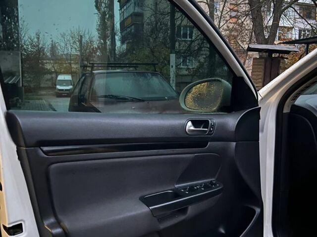 Белый Фольксваген Гольф, объемом двигателя 1.6 л и пробегом 380 тыс. км за 5000 $, фото 10 на Automoto.ua