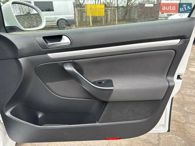 Білий Фольксваген Гольф, об'ємом двигуна 1.6 л та пробігом 348 тис. км за 7900 $, фото 27 на Automoto.ua