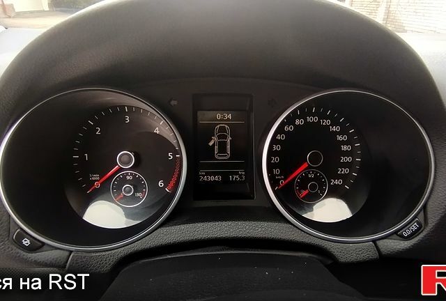 Белый Фольксваген Гольф, объемом двигателя 1.6 л и пробегом 243 тыс. км за 7900 $, фото 5 на Automoto.ua