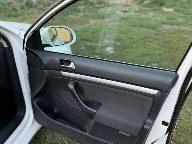 Белый Фольксваген Гольф, объемом двигателя 1.6 л и пробегом 252 тыс. км за 8000 $, фото 19 на Automoto.ua