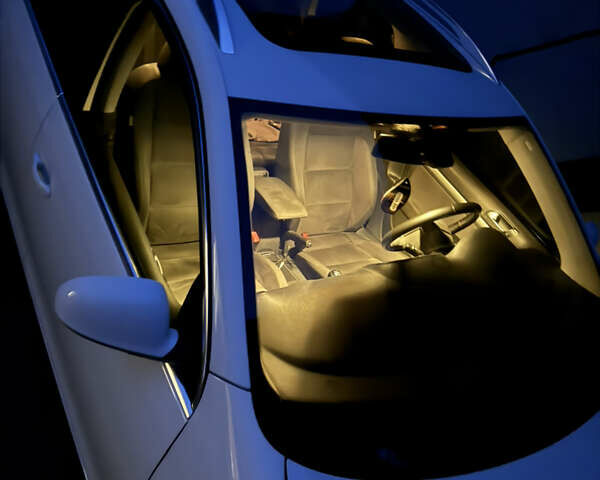 Белый Фольксваген Гольф, объемом двигателя 1.97 л и пробегом 294 тыс. км за 8000 $, фото 15 на Automoto.ua