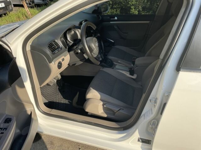 Белый Фольксваген Гольф, объемом двигателя 1.6 л и пробегом 242 тыс. км за 7600 $, фото 6 на Automoto.ua