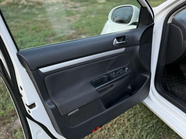 Белый Фольксваген Гольф, объемом двигателя 1.6 л и пробегом 252 тыс. км за 8000 $, фото 9 на Automoto.ua