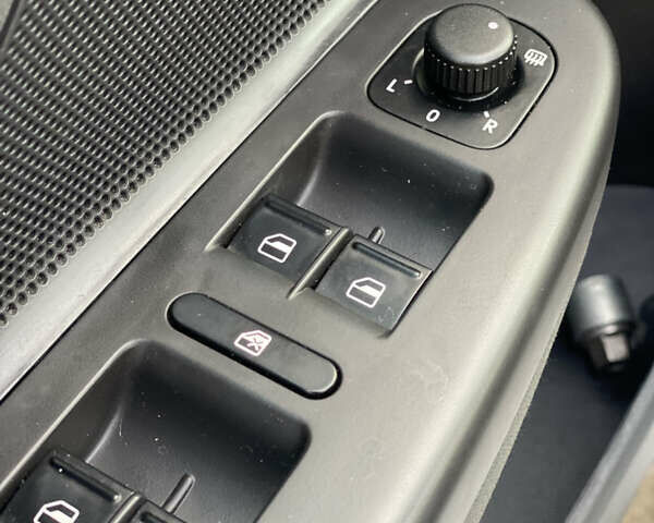 Білий Фольксваген Гольф, об'ємом двигуна 1.6 л та пробігом 235 тис. км за 9100 $, фото 23 на Automoto.ua