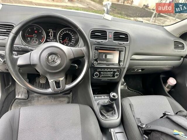 Фольксваген Гольф 2011 в Черновцах на Automoto.ua Белый Фольксваген Гольф, объемом двигателя 1.6 л и пробегом 260 тыс. км за 7600 $, фото 5 на Automoto.ua