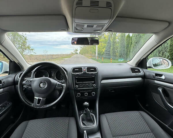 Белый Фольксваген Гольф, объемом двигателя 1.6 л и пробегом 246 тыс. км за 8100 $, фото 6 на Automoto.ua