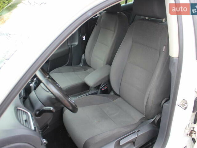 Белый Фольксваген Гольф, объемом двигателя 1.97 л и пробегом 329 тыс. км за 8250 $, фото 7 на Automoto.ua