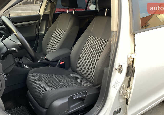 Белый Фольксваген Гольф, объемом двигателя 1.6 л и пробегом 220 тыс. км за 7099 $, фото 44 на Automoto.ua