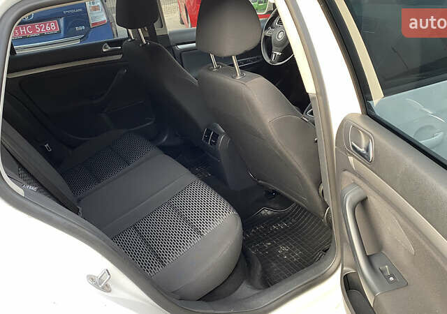 Белый Фольксваген Гольф, объемом двигателя 1.6 л и пробегом 220 тыс. км за 7099 $, фото 51 на Automoto.ua