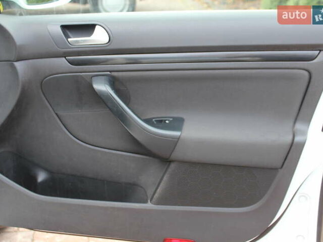 Белый Фольксваген Гольф, объемом двигателя 1.97 л и пробегом 329 тыс. км за 8250 $, фото 12 на Automoto.ua