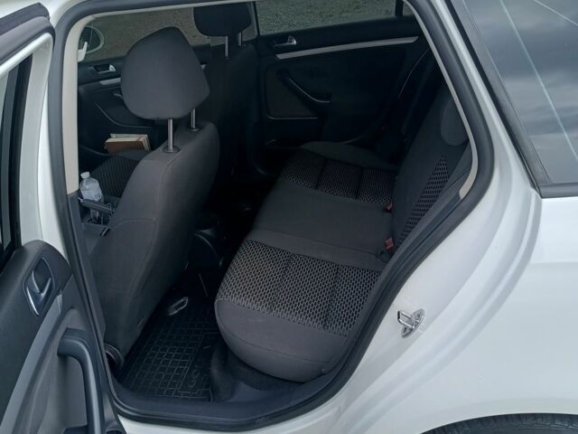 Белый Фольксваген Гольф, объемом двигателя 1.6 л и пробегом 295 тыс. км за 7500 $, фото 1 на Automoto.ua