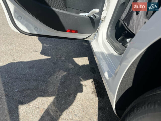 Белый Фольксваген Гольф, объемом двигателя 1.6 л и пробегом 272 тыс. км за 7800 $, фото 19 на Automoto.ua