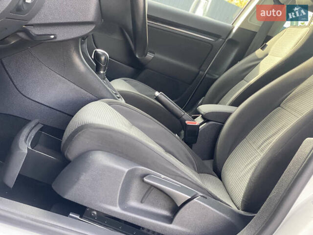 Білий Фольксваген Гольф, об'ємом двигуна 1.6 л та пробігом 235 тис. км за 9100 $, фото 30 на Automoto.ua