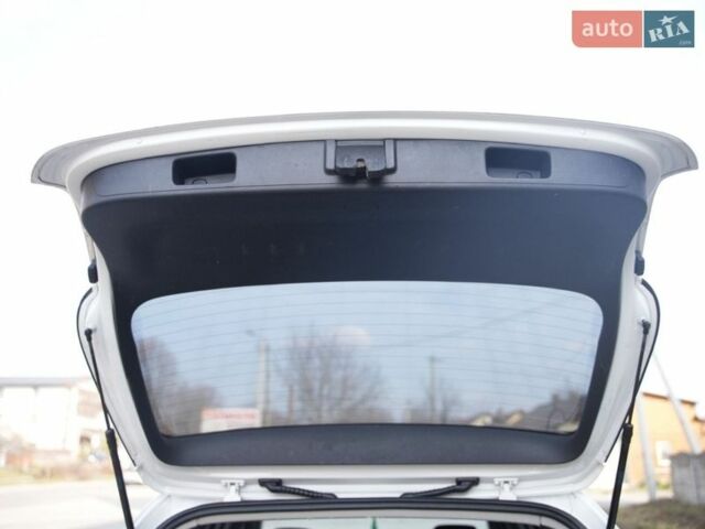 Білий Фольксваген Гольф, об'ємом двигуна 1.2 л та пробігом 217 тис. км за 5950 $, фото 17 на Automoto.ua