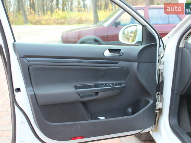 Белый Фольксваген Гольф, объемом двигателя 1.97 л и пробегом 329 тыс. км за 8250 $, фото 10 на Automoto.ua