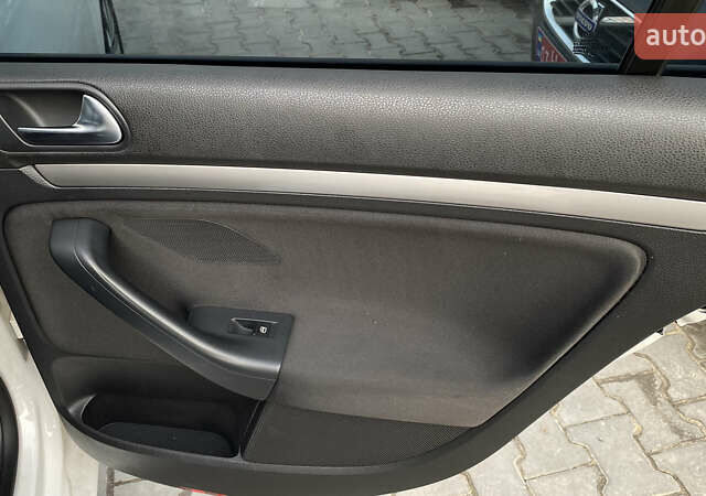 Белый Фольксваген Гольф, объемом двигателя 1.6 л и пробегом 220 тыс. км за 7099 $, фото 53 на Automoto.ua