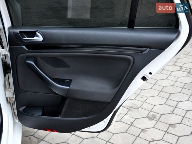 Белый Фольксваген Гольф, объемом двигателя 1.2 л и пробегом 230 тыс. км за 5700 $, фото 22 на Automoto.ua