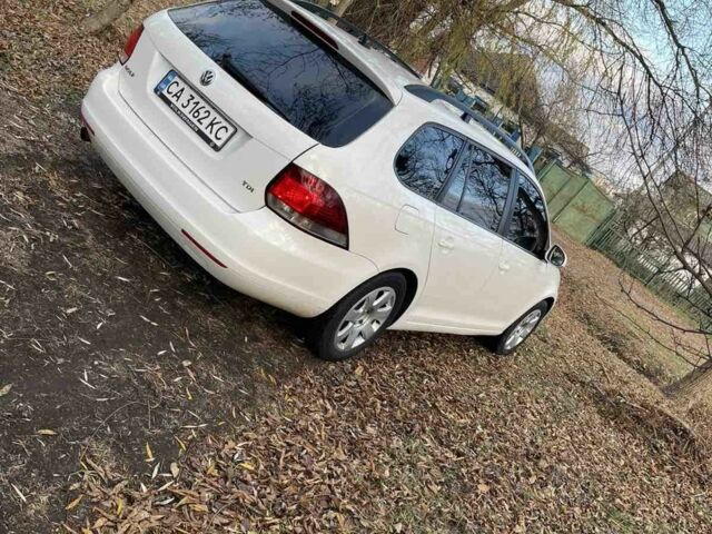 Белый Фольксваген Гольф, объемом двигателя 1.6 л и пробегом 300 тыс. км за 6000 $, фото 1 на Automoto.ua