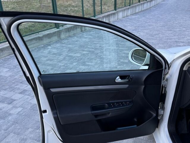 Белый Фольксваген Гольф, объемом двигателя 1.4 л и пробегом 130 тыс. км за 7800 $, фото 9 на Automoto.ua