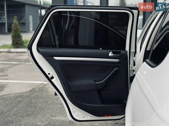 Белый Фольксваген Гольф, объемом двигателя 1.6 л и пробегом 263 тыс. км за 7999 $, фото 8 на Automoto.ua