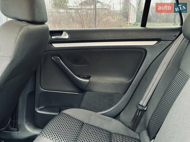 Белый Фольксваген Гольф, объемом двигателя 1.6 л и пробегом 263 тыс. км за 7999 $, фото 12 на Automoto.ua