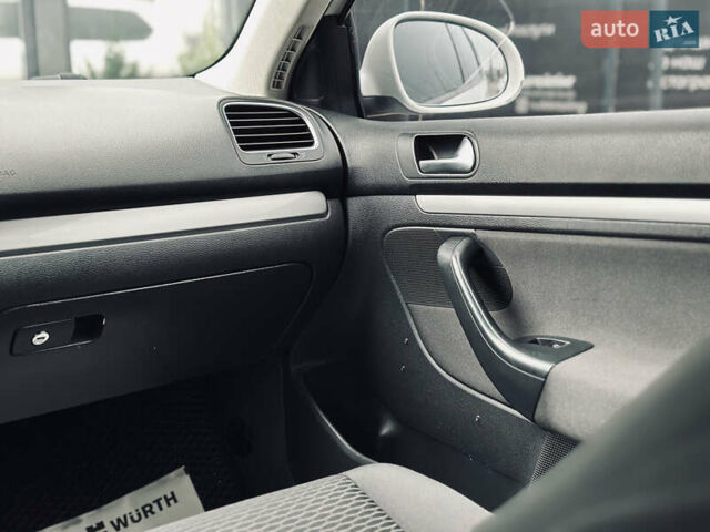 Белый Фольксваген Гольф, объемом двигателя 1.6 л и пробегом 263 тыс. км за 7999 $, фото 27 на Automoto.ua