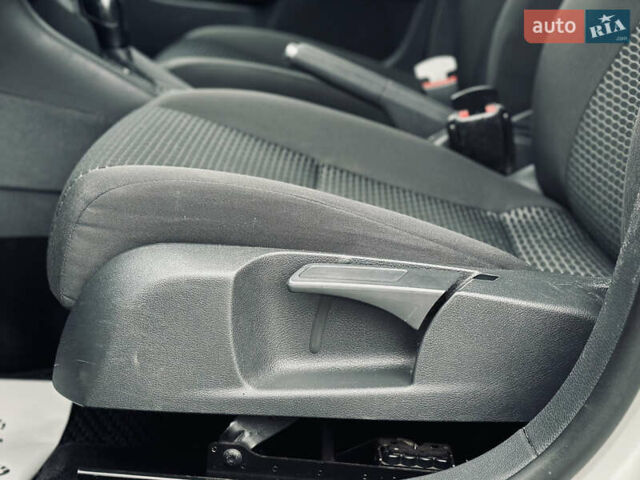 Белый Фольксваген Гольф, объемом двигателя 1.6 л и пробегом 263 тыс. км за 7999 $, фото 17 на Automoto.ua