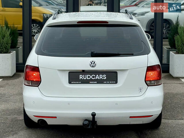 Белый Фольксваген Гольф, объемом двигателя 1.6 л и пробегом 263 тыс. км за 7999 $, фото 4 на Automoto.ua