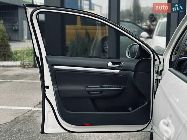 Белый Фольксваген Гольф, объемом двигателя 1.6 л и пробегом 263 тыс. км за 7999 $, фото 15 на Automoto.ua