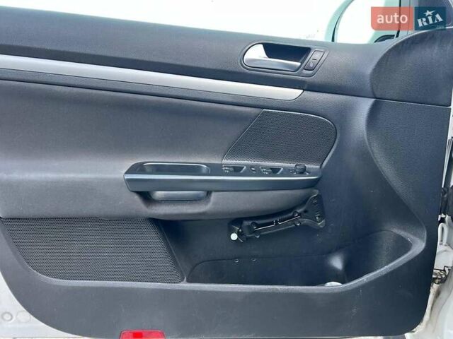 Белый Фольксваген Гольф, объемом двигателя 1.6 л и пробегом 289 тыс. км за 9590 $, фото 14 на Automoto.ua