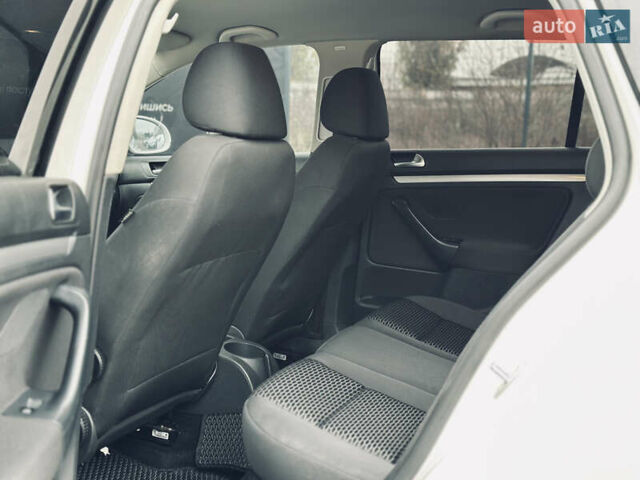 Белый Фольксваген Гольф, объемом двигателя 1.6 л и пробегом 263 тыс. км за 7999 $, фото 14 на Automoto.ua