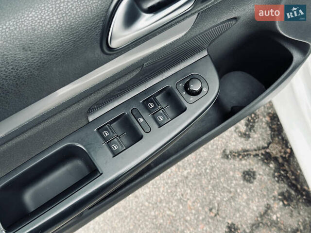 Белый Фольксваген Гольф, объемом двигателя 1.6 л и пробегом 263 тыс. км за 7999 $, фото 16 на Automoto.ua