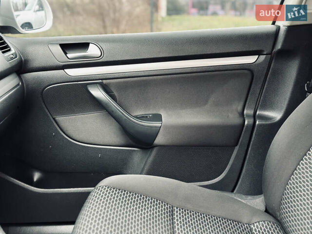 Белый Фольксваген Гольф, объемом двигателя 1.6 л и пробегом 263 тыс. км за 7999 $, фото 21 на Automoto.ua