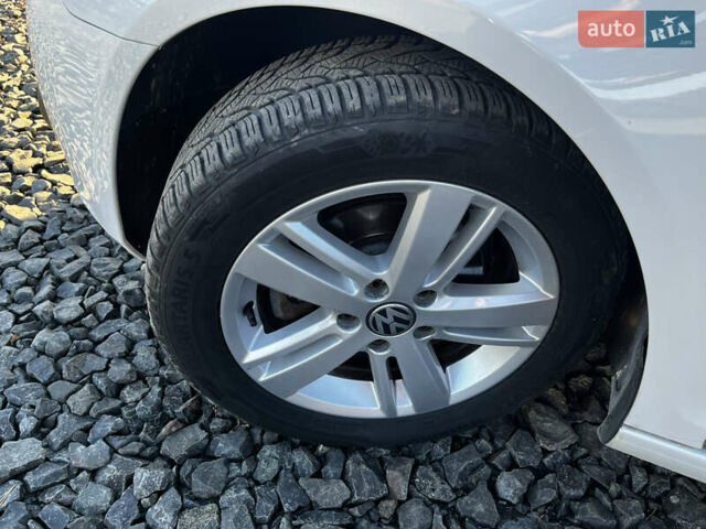 Белый Фольксваген Гольф, объемом двигателя 1.6 л и пробегом 327 тыс. км за 7800 $, фото 26 на Automoto.ua