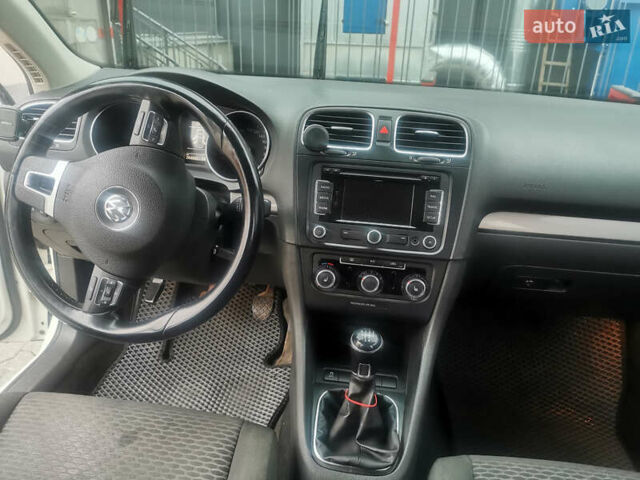 Белый Фольксваген Гольф, объемом двигателя 1.6 л и пробегом 285 тыс. км за 8100 $, фото 20 на Automoto.ua