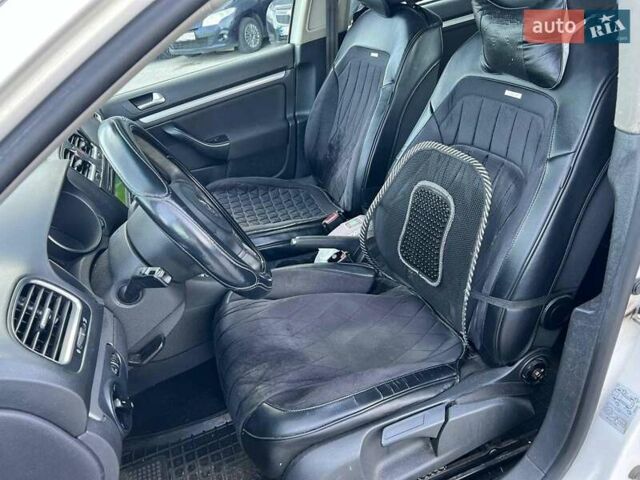 Белый Фольксваген Гольф, объемом двигателя 1.6 л и пробегом 289 тыс. км за 9590 $, фото 18 на Automoto.ua