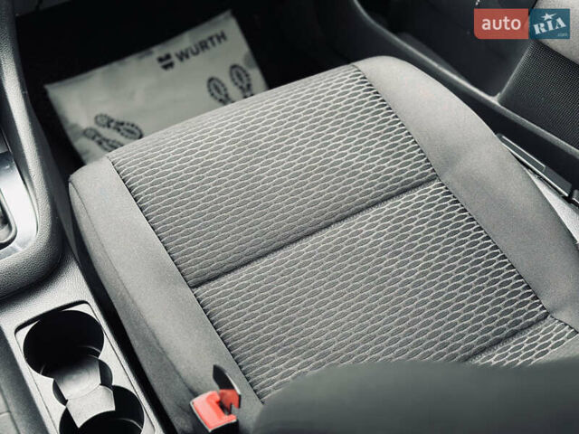 Белый Фольксваген Гольф, объемом двигателя 1.6 л и пробегом 263 тыс. км за 7999 $, фото 33 на Automoto.ua