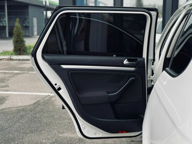 Білий Фольксваген Гольф, об'ємом двигуна 1.6 л та пробігом 263 тис. км за 7999 $, фото 8 на Automoto.ua