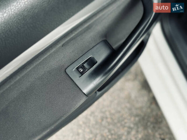 Белый Фольксваген Гольф, объемом двигателя 1.6 л и пробегом 263 тыс. км за 7999 $, фото 9 на Automoto.ua